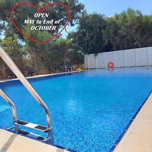 Apartment Lazuli Beach & Pool 501, Larnaca